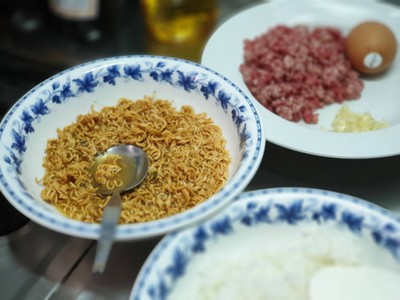 วิธีทำ มาม่าผัดข้าวเนื้อสับญี่ปุ่น