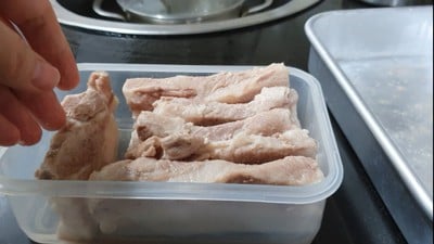 วิธีทำ หมูกรอบ ง่ายมากๆ ด้วยหมอทอดไร้น้ำมัน วิธีทำ หมูกรอบ ง่ายมากๆ ด้วยหมอทอดไร้น้ำมัน