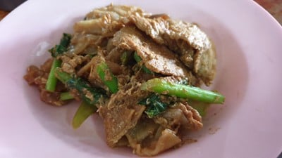 เส้นใหญ่ผัดซีอิ้วใส่ไข่