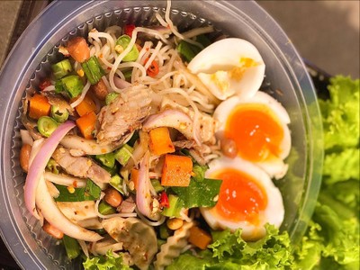 ยำขนมจีนปลาทูคุณเง็ก ตลาดนัดเจริญสาย5 / Ek Town