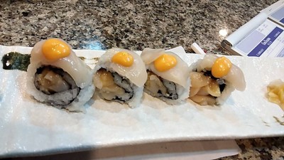 Special Roll (โรลรวมปลาเเละโฮตาเตะสุดพิเศษ)5คำ