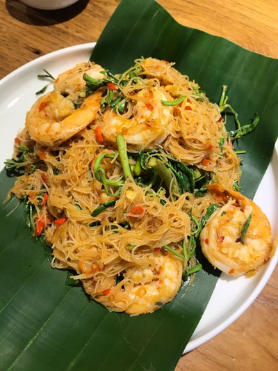 เส้นหมี่ผัดกระเฉดกุ้ง