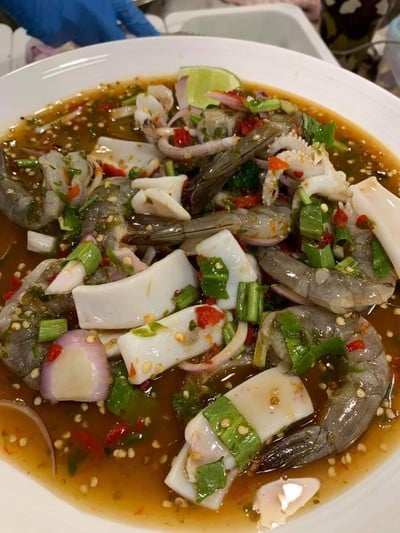 ยำกุ้งสดปลาหมึกลวก