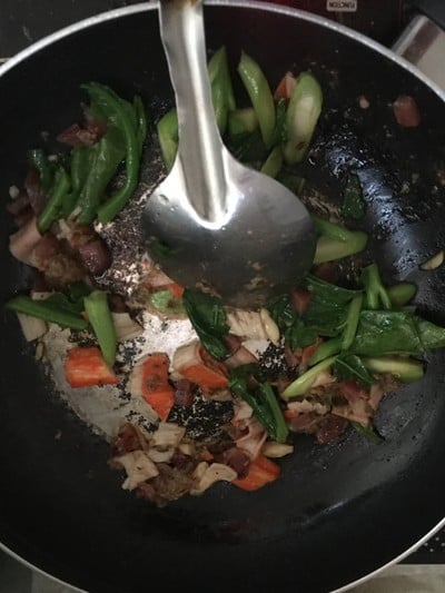 วิธีทำ ข้าวผัดกุนเชียงน้ำพริกมะขาม