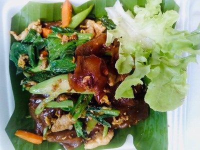 ผัดซีอิ๋วเส้นใหญ่ หมู หรือไก่