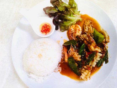 ผัดพริกแกงรวมมิตรทะเล