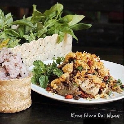 ครัวเพชรดอยงาม ครัวเมืองคลาสสิก (Krua Peth Doi Ngam) ฝั่งขาออกสนามบิน ครัวเพชรดอยงาม ครัวเมืองคลาสสิก (Krua Peth Doi Ngam) ฝั่งขาออกสนามบิน