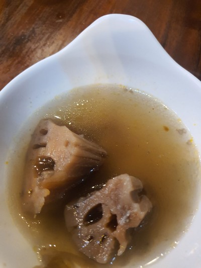 รากบัวตุ๋นซี่โครงหมูถั่วลิสง