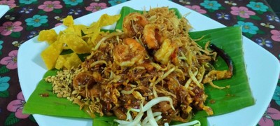 ผัดไทเส้นจันท์เครื่องแน่น   โรยกุ้งแก้วกรอบ