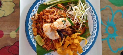 ผัดไทเส้นจันท์ปลาหมึกสด1ตัวเครื่องซิ่ง