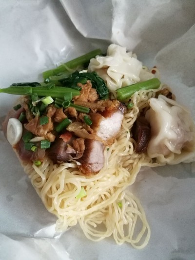 บะหมี่หมูย่างหมูกรอบเกี๊ยวกุ้ง