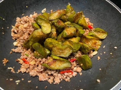 วิธีทำ ผัดมะเขือยาวหมูสับโหระพา วิธีทำ ผัดมะเขือยาวหมูสับโหระพา