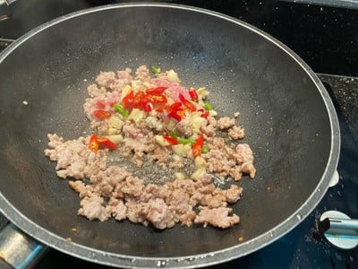 วิธีทำ ผัดมะเขือยาวหมูสับโหระพา วิธีทำ ผัดมะเขือยาวหมูสับโหระพา