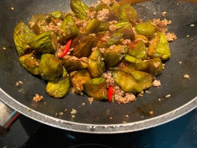 วิธีทำ ผัดมะเขือยาวหมูสับโหระพา วิธีทำ ผัดมะเขือยาวหมูสับโหระพา
