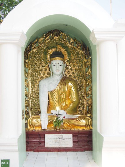 พระพุทธรูปที่ประดิษฐานรอบเจดีย์