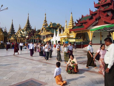 เด็กน้อยกำลังก้มกราบ