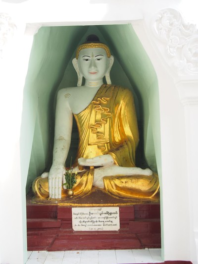 พระพุทธรูปที่ประดิษฐานรอบเจดีย์