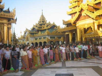 อันนี้คือความประทับใจ พุทธศาสนิกชนต่างหยิบไม้กวาดมากวานลานเจดีย์ด้วยความสมัครใจ