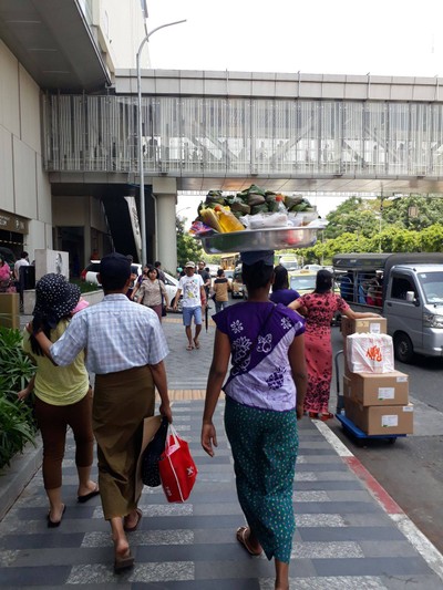 วิถีชีวิตที่พบได้ทั่วไปในย่างกุ้ง ... โสร่ง ... เทินของบนหัวแล้วเดินแบบชิวๆ มาก