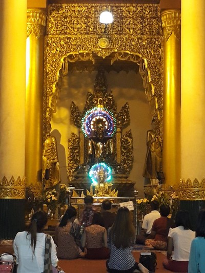 พุทธศาสนิกชนยังมาทำสมาธิ สวดมนต์ ขอพรแม้ยามค่ำ