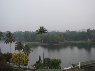 ทะเลสาบด้านหน้าโรงแรม