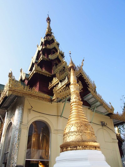 สีทองอร่าม สีหลักของเจดีย์แห่งนี้