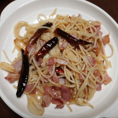 สปาเก็ตตี้พริกแห้งเบคอน