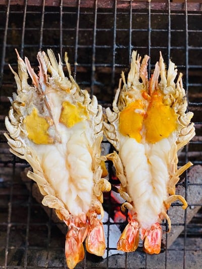 กุ้งสดมากตอนเผาก็เดินมาดูกุ้งเราได้ด้วย