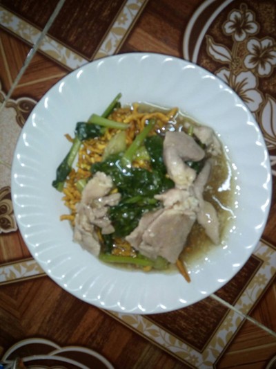 หมี่กรอบราดหน้าหมูหมัก