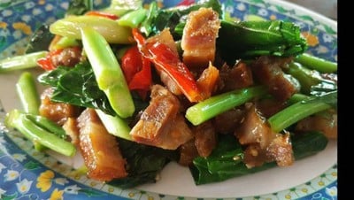 ผัดคะน้าหมูกรอบ
