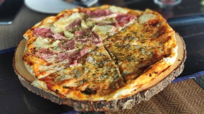 Cheese Lover Pizza & Hawaiian Pizza พิซซ่าชีสเลิฟเวอร์และฮาวายเอี้ยน