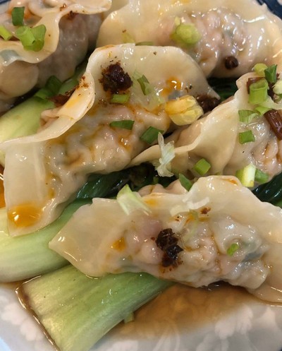 เกี๊ยวหมูราดซอสพริกเสฉวน