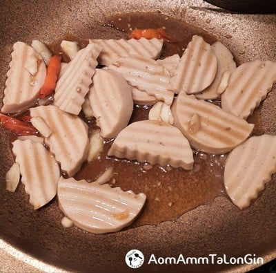 วิธีทำ หมูยอผัดพริกโหระพา 🐷 วิธีทำ หมูยอผัดพริกโหระพา 🐷