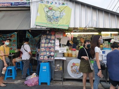 หน้าร้าน นิ-อ่าง น้ำแข็งไส ไอศครีม ตลาดพลู