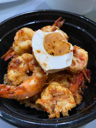 ข้าวผัดพริกเผากุ้ง ไข่เค็ม