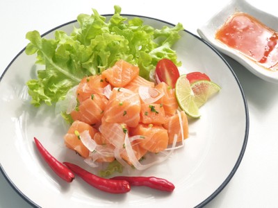 ยำแซลมอนเต๋า salmon spicy salad
