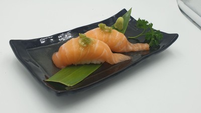 ซูชิแซลมอนวาซาบิดอง 2 คำ Shaki wasabi salmon sushi 2pcs