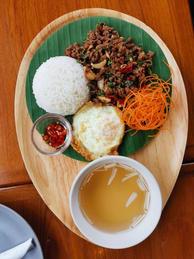 ข้าวกระเพราเนื้อ เสริฟพร้อมไข่ดาว