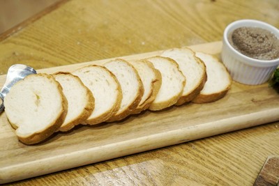 เห็ดแชมปิญองบดในน้ำมันทรัฟเฟิลทานกับขนมปังฝรั่งเศส Champignon Paste in Truffle Oil served with French Bread(250 บาท)