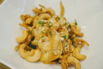 กุ้งทอด Audrey’s deep fried prawn with signature mayonnaise dressing  (270 บาท)