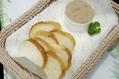 ตับบด Audrey’s chicken liver paste in truffle oil served with toast (212 บาท)