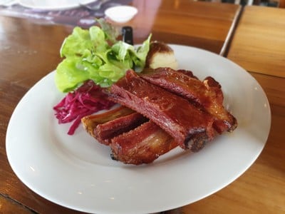 ซี่โครงหมูรมควันเสริฟพร้อมมันบด