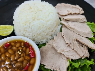 ข้าวหมูสันในยำเต้าเจี้ยว