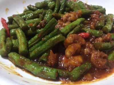 ผัดถั่วฝักยาวน้ำพริกเผากุ้ง