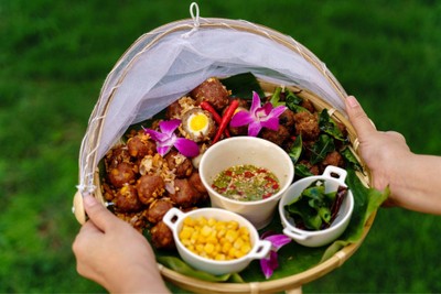 หมูก้อนทอดข้าวโพดหวาน/หมูก้อนทอดกระเทียมใส้ไข่นกกระทา/หมูก้อนลาบทอด แบบแฟมิลี่เซ