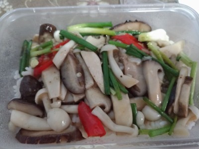 ผัดเห็ดสามอย่างราดข้าว