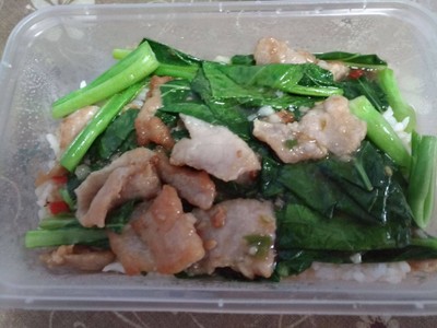 หมูชิ้นคะน้าน้ำมันหอยราดข้าว