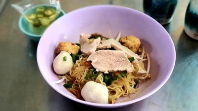 ก๋วยเตี๋ยวลูกชิ้นปลาเจ๊ปุ๊ย ห้าแยกพลับพลาชัย (ลูกชิ้นปลา ทำเอง)