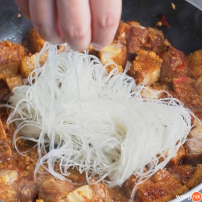 วิธีทำ วุ้นเส้นหมูกรอบคั่วพริกเกลือ