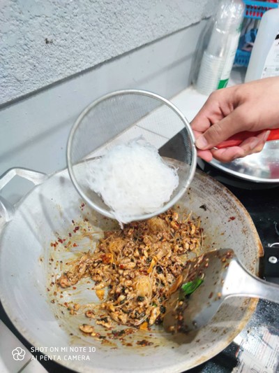 วิธีทำ ชุดทำวุ้นเส้นผัดกะเพรา(แกร็บไทยโก)